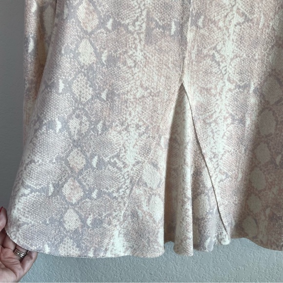 Michael Stars Pink Reptile Print Soft Long Sleeve Boatneck Shirt with Thumbholes - Picture 5 of 8